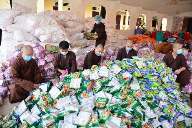 Continuing to support people in need in the Covid-19 pandemic of Hoang Phap Pagoda (series 2)